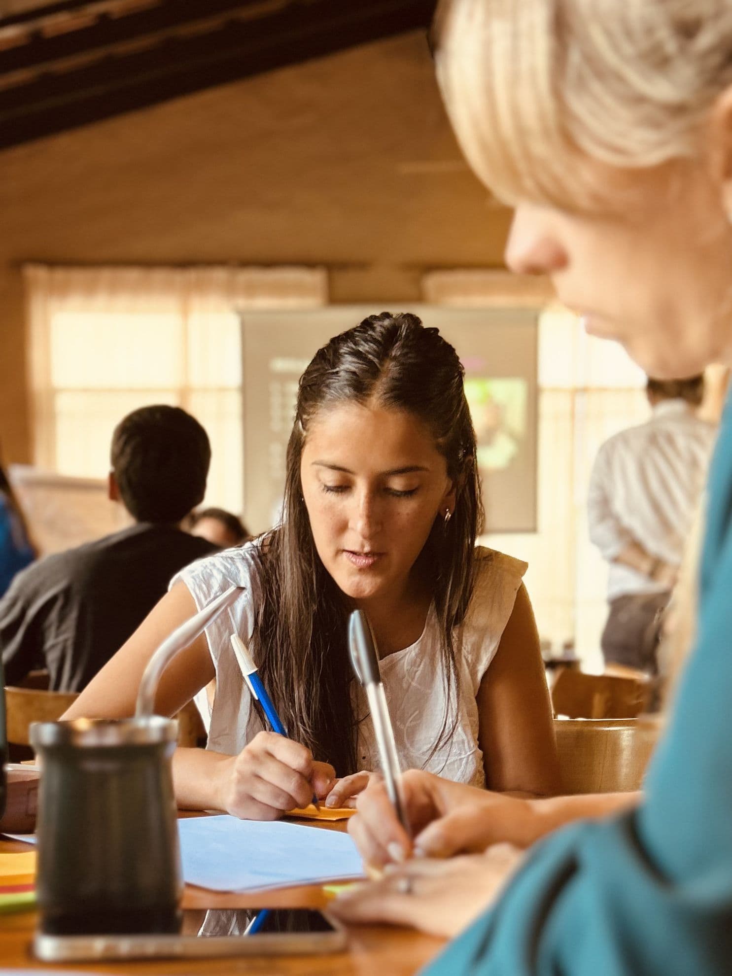 Participante tomando notas en retiro de trabajo